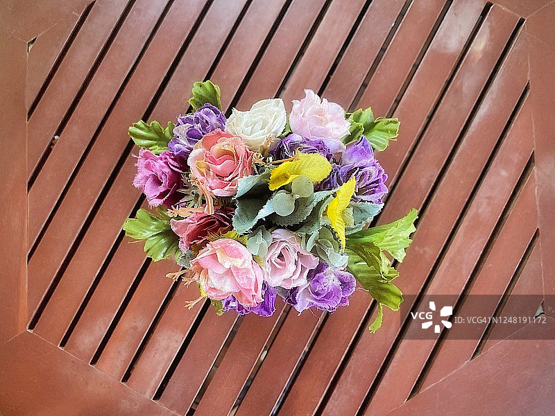 色彩缤纷的热带花卉家装花瓶。图片素材