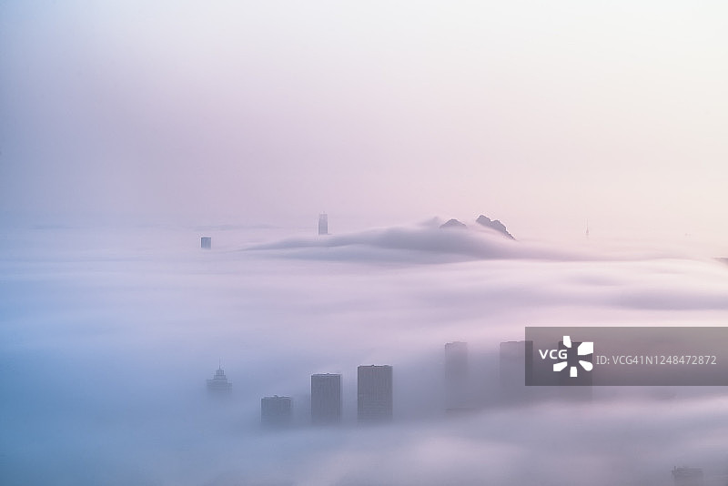 城市在薄雾中的日落图片素材