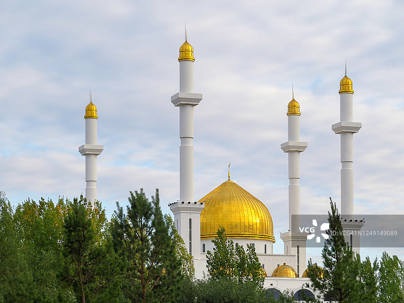 哈萨克斯坦努尔苏丹的努尔阿斯塔纳清真寺图片素材