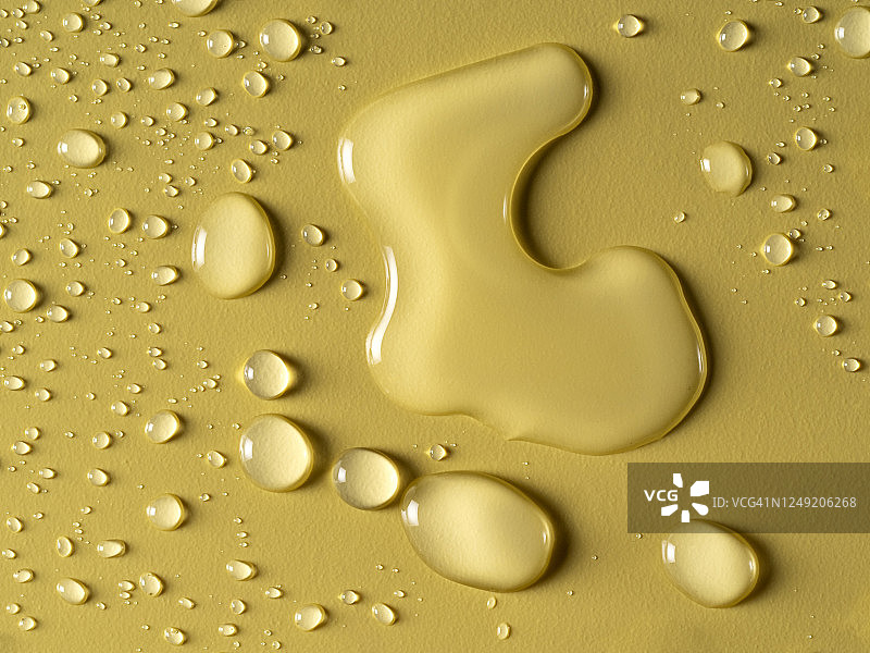 由黄色背景上的气泡和水滴形成的纹理的完整框架。图片素材