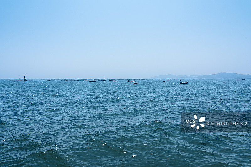 许多渔船停泊在平静的海面上图片素材