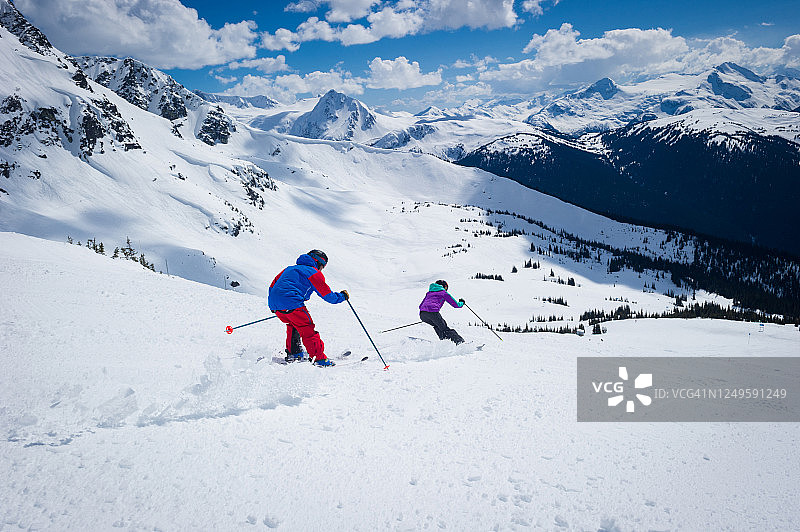 一对夫妇在山上滑雪图片素材