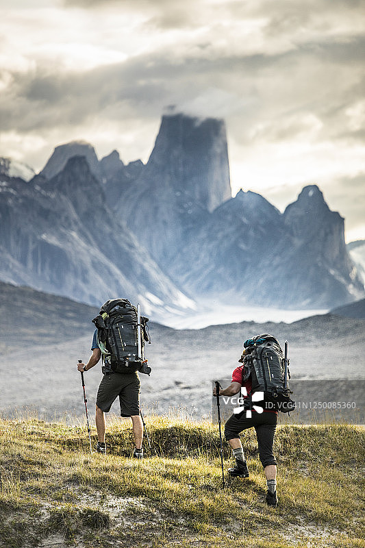 两名登山者徒步前往阿克沙亚克山口的阿斯加德山图片素材