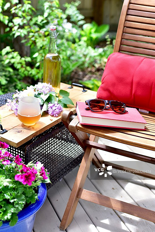 室外露台座位在美丽的花园在温暖的夏季下午放松和正念在小空间私人庭院图片素材