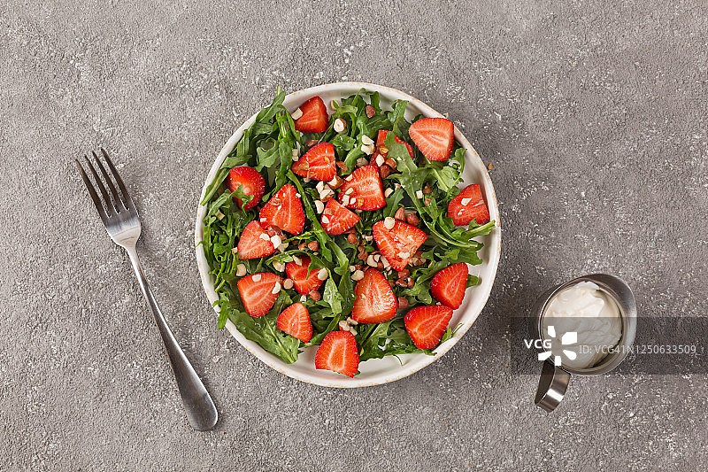 芝麻菜和坚果的草莓沙拉。健康食品。俯视图图片素材