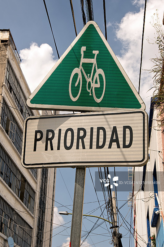 西班牙语交通标志表明骑自行车的人有优先权[优先]图片素材