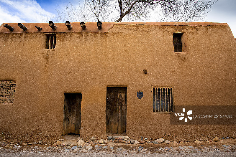 新墨西哥州圣达菲:德瓦加斯街的房子。图片素材