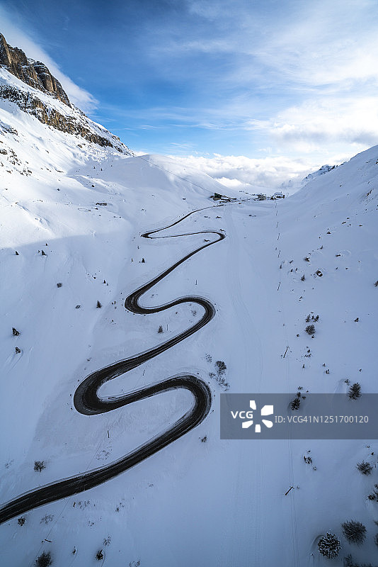 意大利波多伊山口，雪地里蜿蜒的道路图片素材