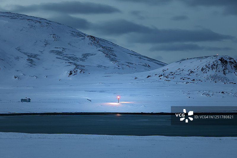 黄昏时分，挪威贝列瓦格海岸的街灯图片素材