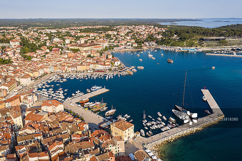 克罗地亚亚得里亚海伊斯特里亚海岸的罗维尼码头和海港鸟瞰图。图片素材