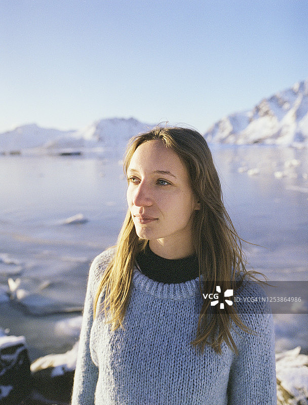 罗浮敦岛雪地上女子的肖像图片素材