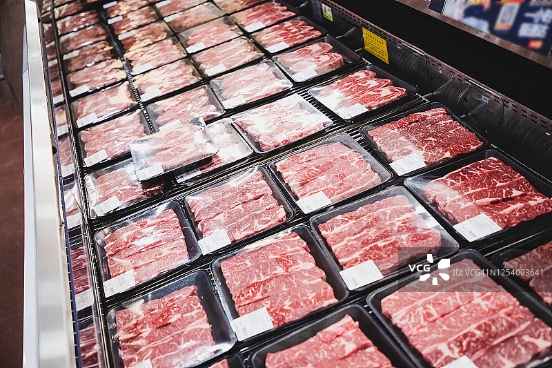 不同类型的包装肉在肉冷却器图片素材
