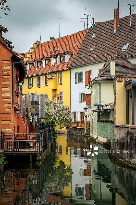 五颜六色的传统法国房子在小威尼斯河畔，科尔马，法国图片素材