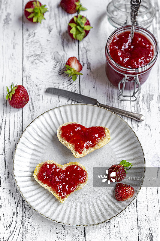 心型面包配自制草莓酱图片素材
