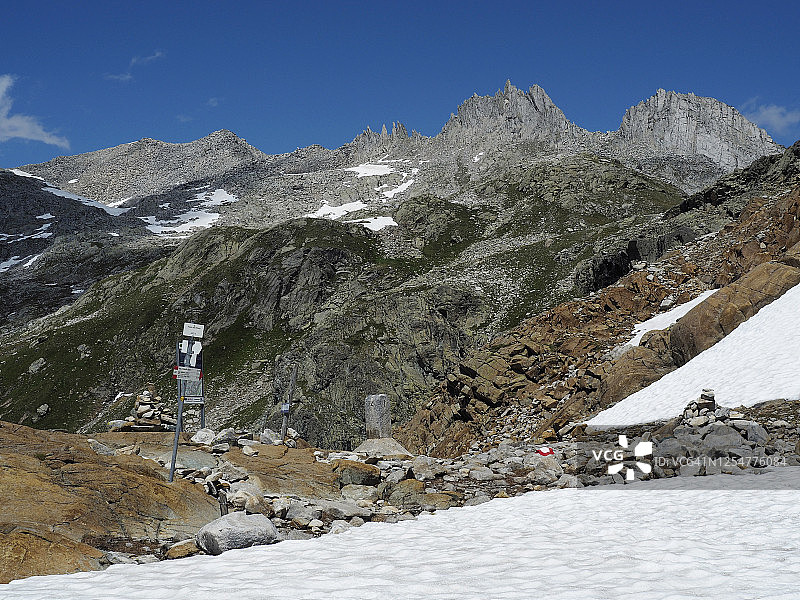 瑞士和意大利边界的Passo della Rossa或Geisspfad的人行道标志和花岗岩Cippus图片素材