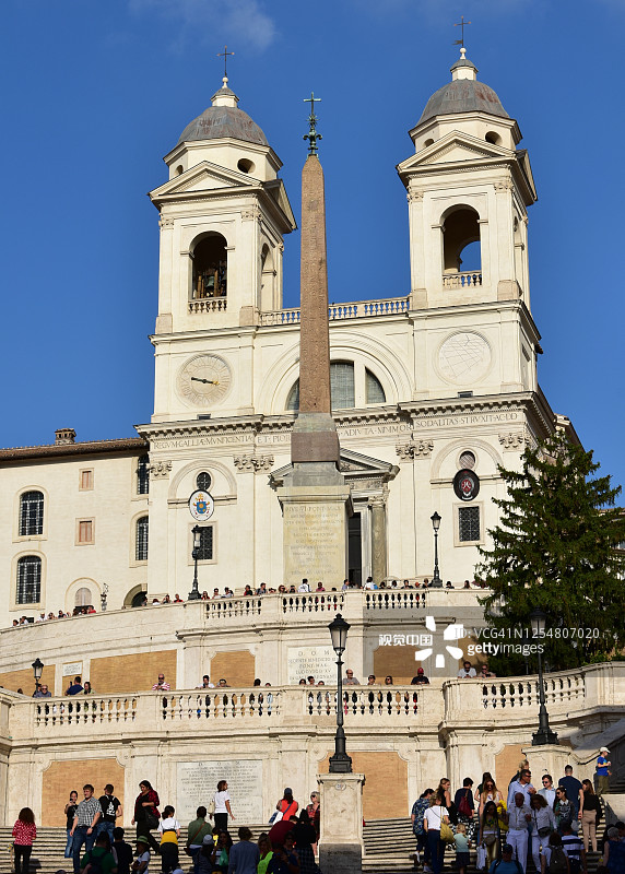 圣三一教堂与Obelisco Sallustiano和西班牙台阶靠近西班牙广场。罗马,意大利。图片素材
