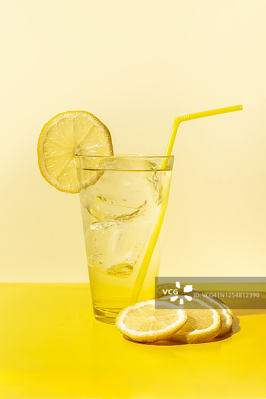 黄色桌子上的冰柠檬水杯图片素材