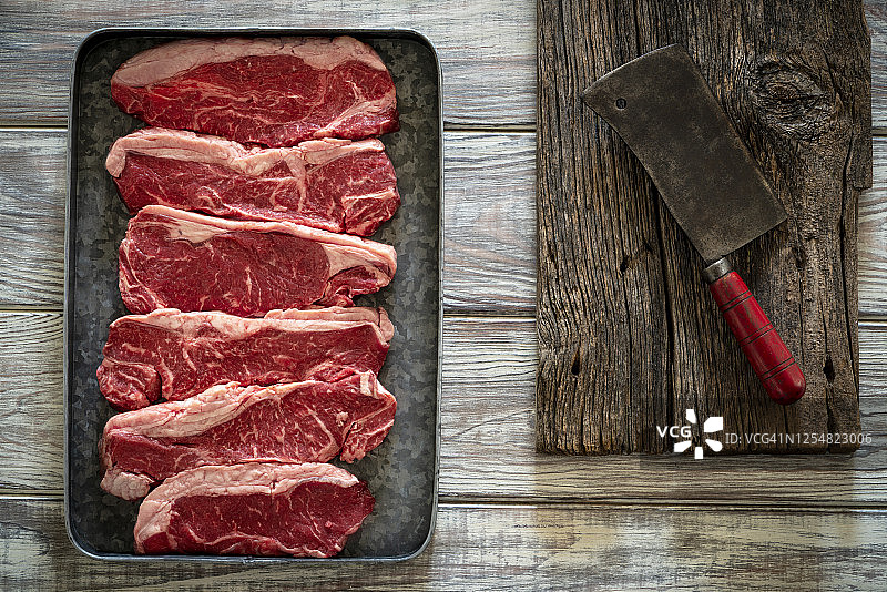 纽约牛排也无骨上腰牛排生牛肉排干燥的陈年牛肉图片素材
