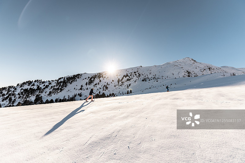 奥地利，卡林西亚，赖兴瑙，诺克伯格，福尔克特，曼滑雪旅游在阳光明媚的一天图片素材