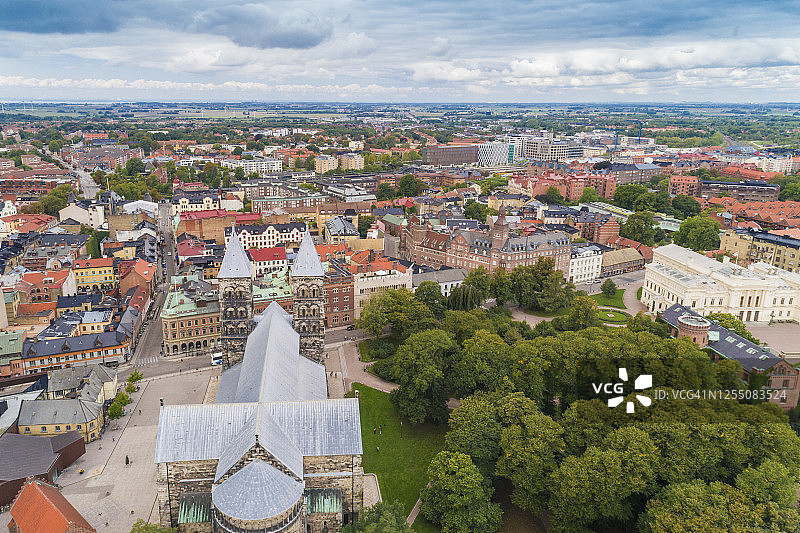 瑞典，斯堪尼亚，隆德，隆德大教堂和邻近的公园鸟瞰图图片素材