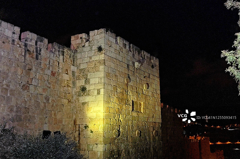 夜间拍摄的耶路撒冷城墙和大门，背景是橄榄山图片素材