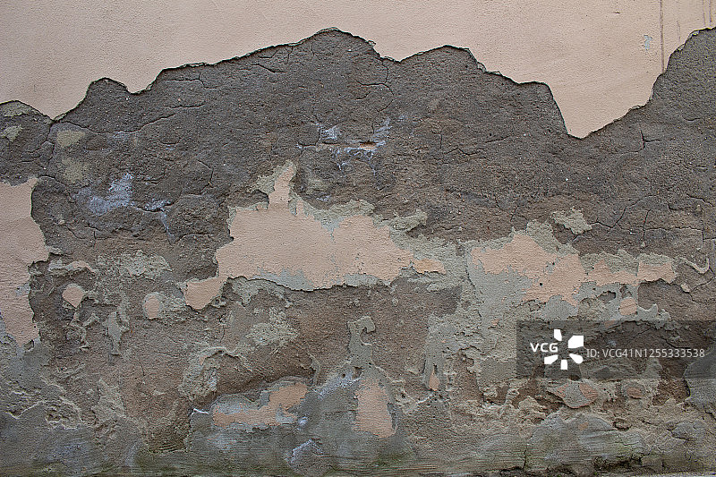 旧的、脏的、风化的墙，灰泥层已脱落，待修补图片素材
