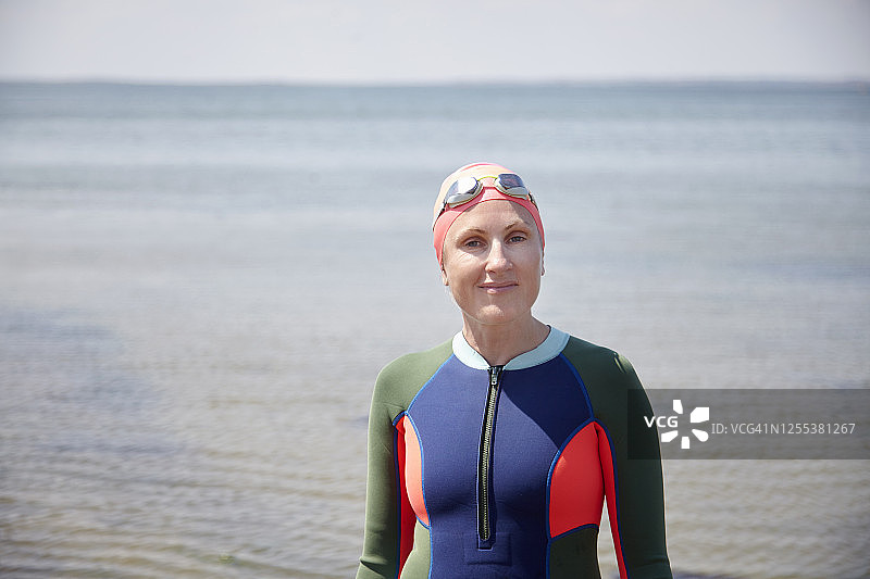 成熟的女人在海里穿泳装的肖像图片素材