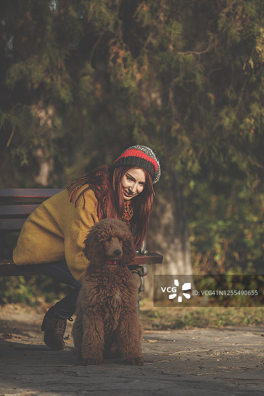 一个爱狗者和她的宠物在公园的自由时间图片素材