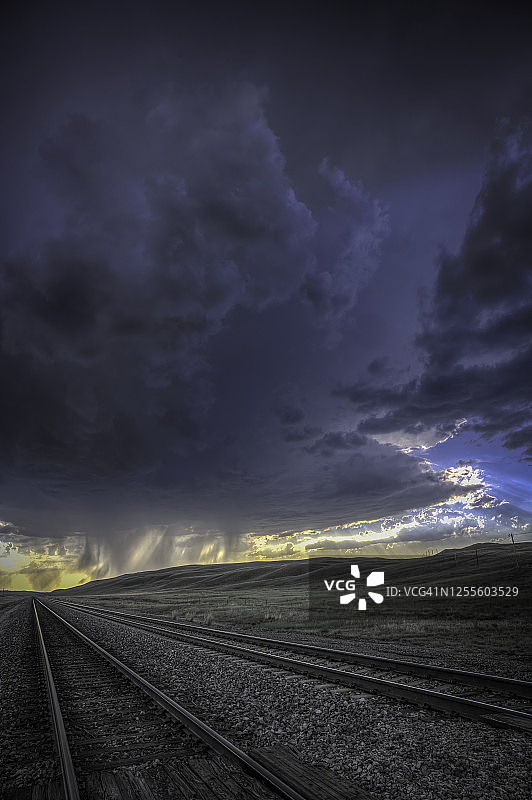 大平原上的暴风雨和铁路图片素材