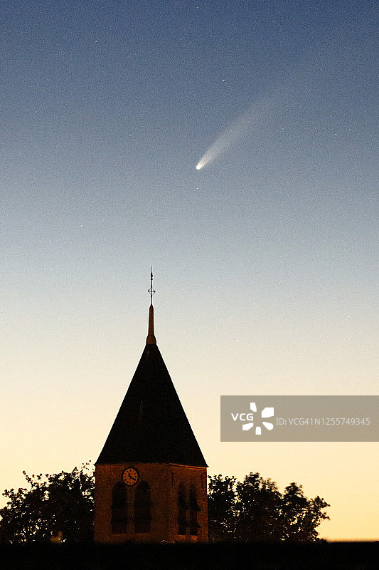 法国塞纳河和马恩的一个小村庄上方的NEOWISE彗星图片素材