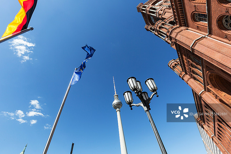 柏林天际线:柏林市政厅(Rotes Rathaus)和电视塔(德国)图片素材