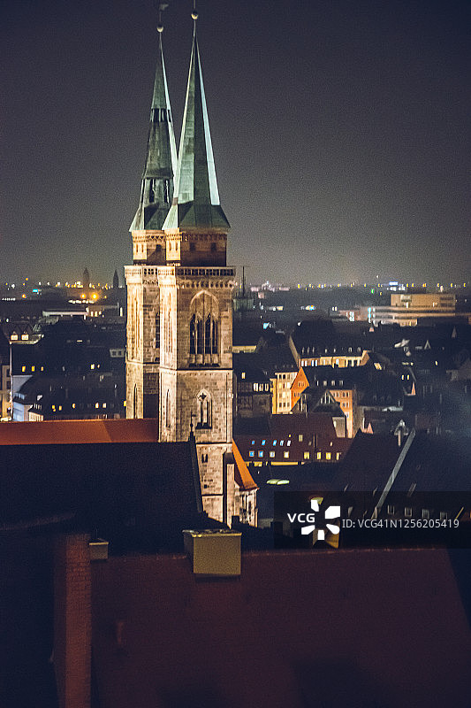 纽伦堡老城和圣洛伦兹教堂夜间鸟瞰图，德国，欧洲图片素材