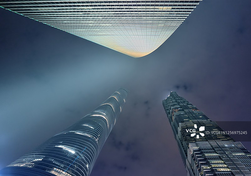 上海浦东三座摩天大楼的夜景图片素材