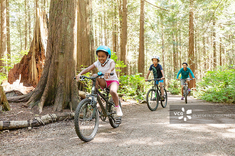 一家人在树林里骑自行车图片素材