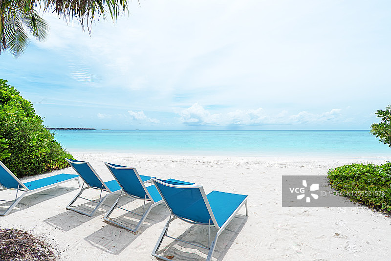 热带天堂海滩和躺椅图片素材