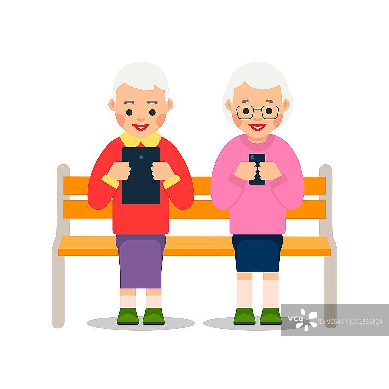 有电话的老女人。两位老妇人坐在长凳上，微笑着阅读智能手机和平板电脑上的信息。快乐的退休生活。卡通插图孤立的白色背景，平面风格图片素材