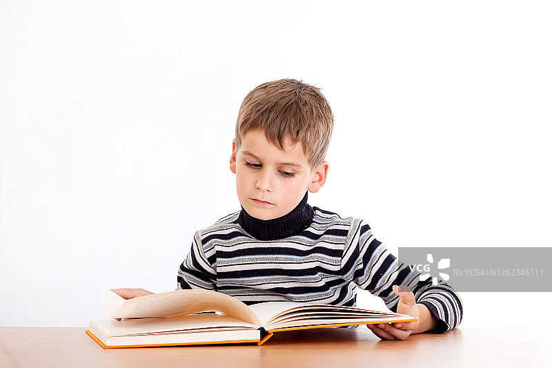 一个可爱的男生正在看书图片素材