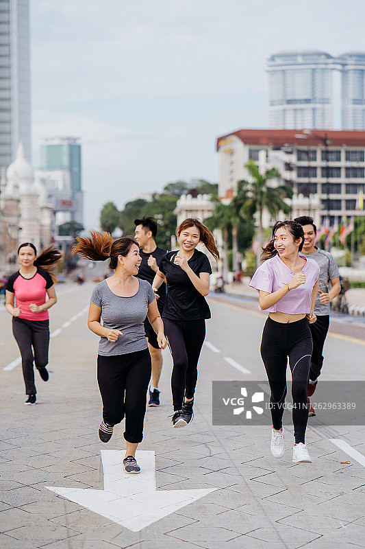 一群年轻的亚洲人早上一起跑步图片素材