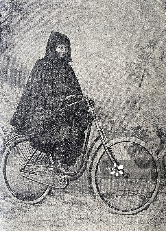 穿着雨衣的女自行车手图片素材