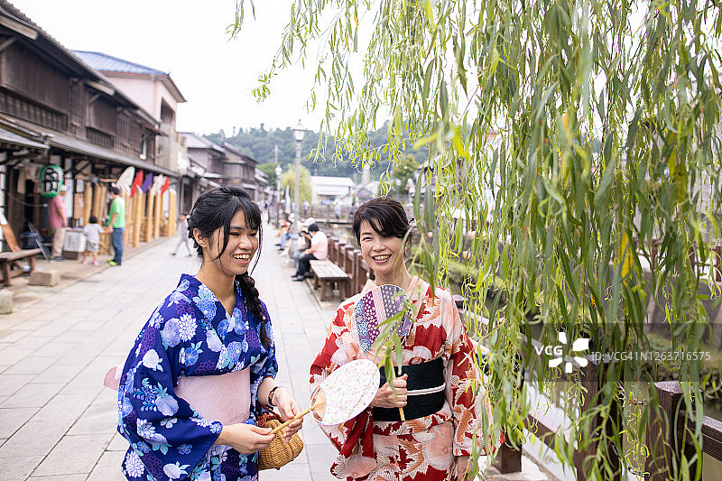 母女俩参观日本传统竹灯节图片素材