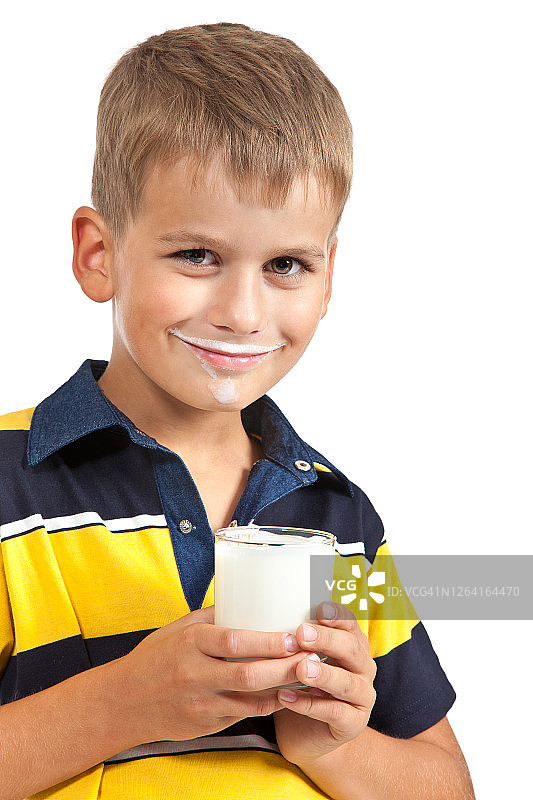 这个小男孩的嘴唇上有牛奶的小胡子图片素材