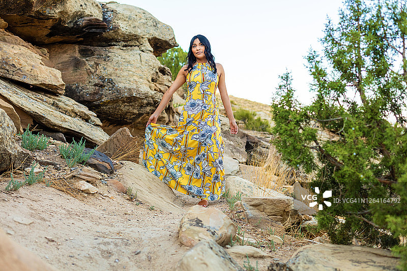 Z一代女性在沙漠中为时尚摆姿势图片素材