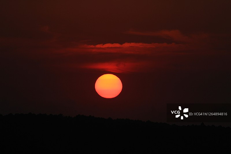 日落照片在太阳云图片素材