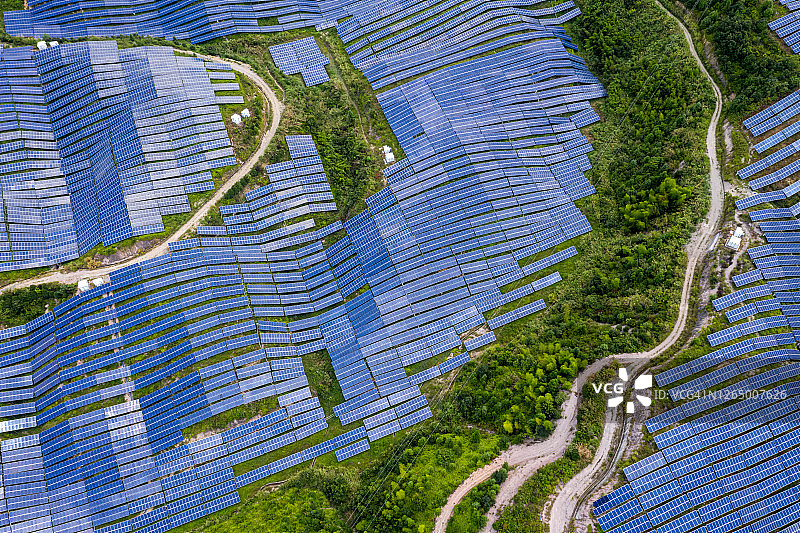 山顶壮丽的太阳能发电站鸟瞰图图片素材