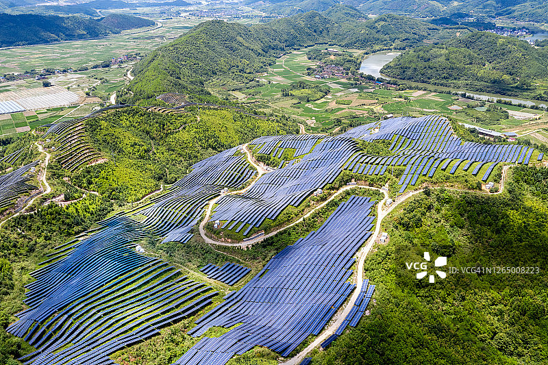 山顶太阳能发电站白天鸟瞰图图片素材