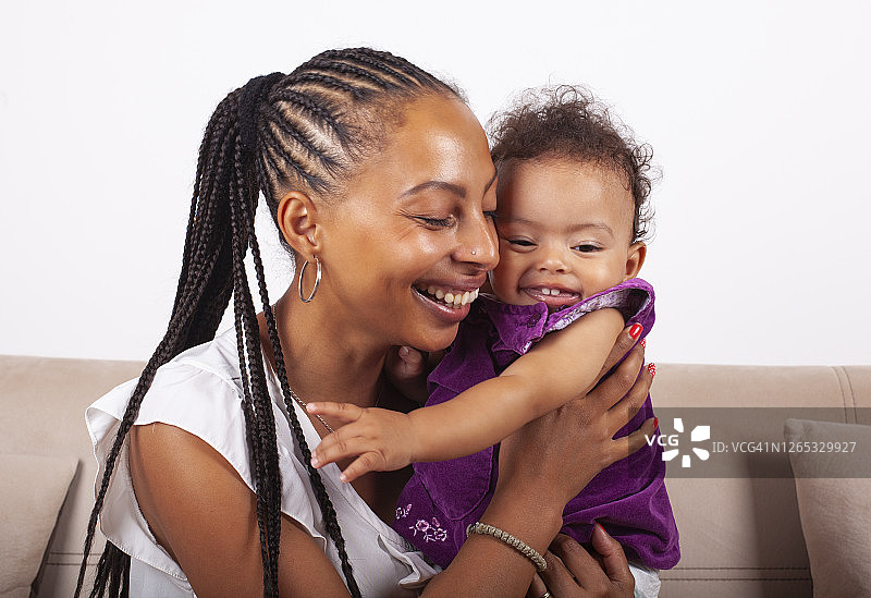 快乐慈爱的非洲裔美国母亲抱着她的孩子图片素材