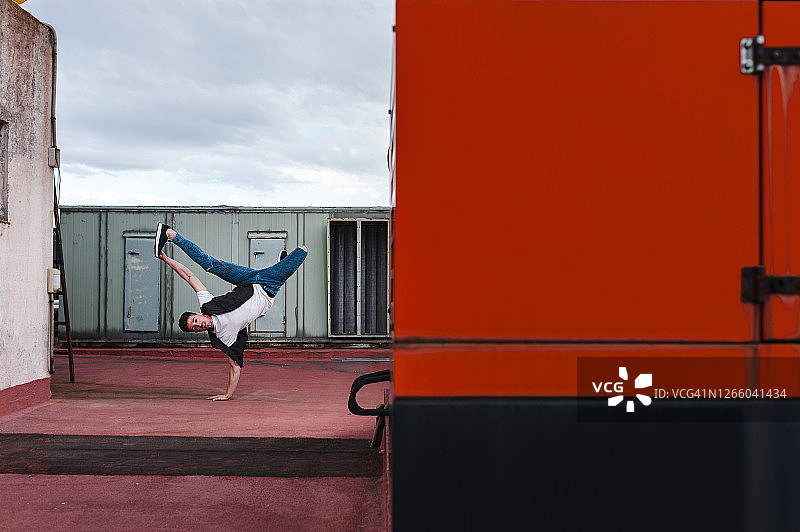 一个人在废弃的建筑露台上跳霹雳舞图片素材