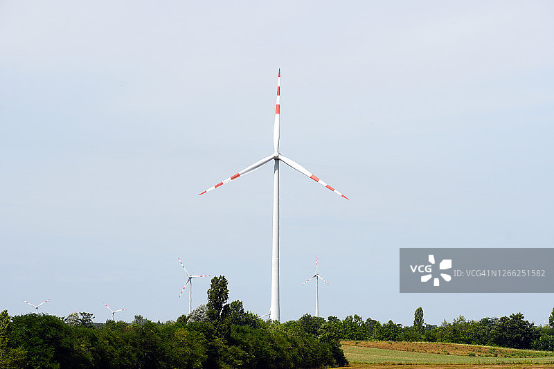 风力涡轮机位于农村环境中。图片素材