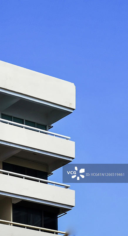 现代建筑与干净的蓝天近景。图片素材