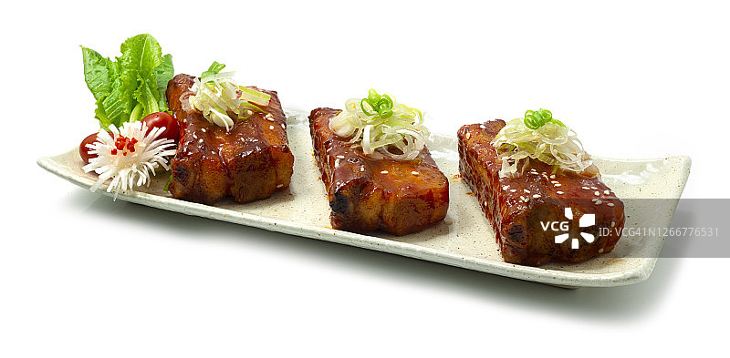 香辣烤排骨配高楚江酱(Dwaeji galbi)是很受欢迎的辣韩式烧烤图片素材